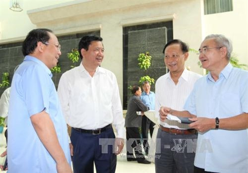 Đồng chí Đinh La Thăng, Ủy viên Bộ Chính trị, Bí thư Thành ủy Thành phố Hồ Chí Minh gặp gỡ cán bộ cao cấp nghỉ hưu. Ảnh: Thanh Vũ-TTXVN