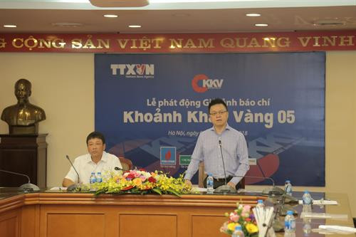 Ông Lê Quốc Minh, Phó Tổng giám đốc Thông tấn xã Việt Nam, Chủ tịch Hội đồng Giải ảnh báo chí Khoảnh Khắc Vàng 05 phát biểu tại buổi lễ. Ảnh: Nam Sương