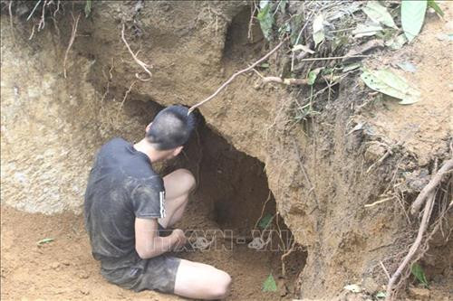 Một người dân ở Lục Yên nỗ lực đào bới tại bãi Bưởi, xã Liễu Đô, huyện Lục Yên với mong muốn tìm được viên đá quý để đổi đời. Ảnh: Tuấn Anh-TTXVN Một người dân ở Lục Yên nỗ lực đào bới tại bãi Bưởi, xã Liễu Đô, huyện Lục Yên với mong muốn tìm được viên đá quý để đổi đời. Ảnh: Tuấn Anh-TTXVN