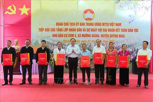 Chủ tịch Ủy ban Trung ương MTTQ Việt Nam Trần Thanh Mẫn tặng quà các hộ dân ở xã Mường Giàng, huyện Quỳnh Nhai, tỉnh Sơn La đã gương mẫu trong thực hiện di dân tái định cư. Ảnh: Nguyễn Cường - TTXVN Chủ tịch Ủy ban Trung ương MTTQ Việt Nam Trần Thanh Mẫn tặng quà các hộ dân ở xã Mường Giàng, huyện Quỳnh Nhai, tỉnh Sơn La đã gương mẫu trong thực hiện di dân tái định cư. Ảnh: Nguyễn Cường - TTXVN
