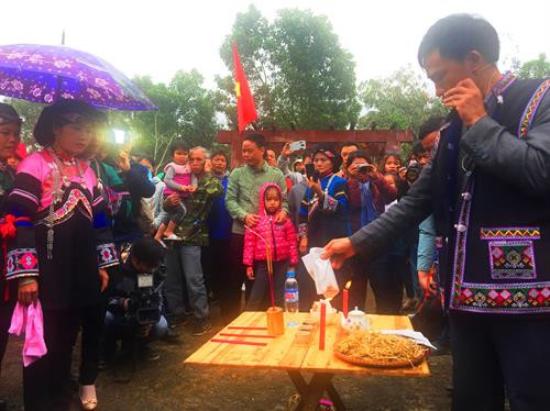 Làm lễ ngoài sân trước khi vào nhà.