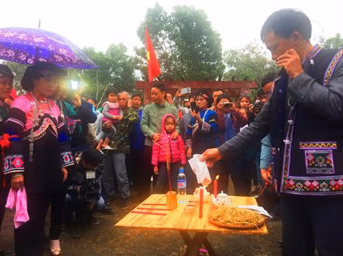 Làm lễ ngoài sân trước khi vào nhà.