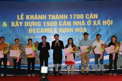 Các gia đình công nhân được nhận giấy chứng nhận quyền sử dụng nhà. Ảnh: Nguyễn Văn Việt - TTXVN Các gia đình công nhân được nhận giấy chứng nhận quyền sử dụng nhà. Ảnh: Nguyễn Văn Việt - TTXVN