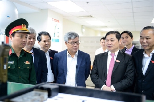 Đại diện Tập đoàn Viettel giới thiệu sản phẩm của Tập đoàn với đoàn Khảo sát. Ảnh: Bộ KH&CN Đại diện Tập đoàn Viettel giới thiệu sản phẩm của Tập đoàn với đoàn Khảo sát. Ảnh: Bộ KH&CN