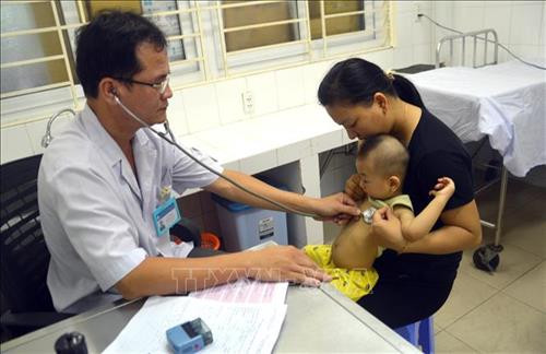 Bác sỹ thăm, khám cho bệnh nhi tại Bệnh viện Phụ sản - Nhi Đà Nẵng . Ảnh: Đinh Văn Nhiều-TTXVN Bác sỹ thăm, khám cho bệnh nhi tại Bệnh viện Phụ sản - Nhi Đà Nẵng . Ảnh: Đinh Văn Nhiều-TTXVN