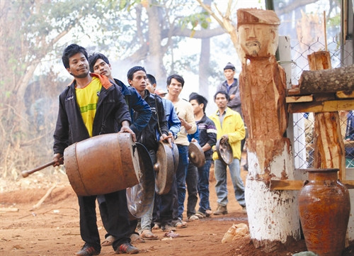 Thi công công trình thủy lợi Ia Mơ (Gia Lai) Việc xây dựng và gìn giữ bản sắc văn hóa dân tộc trên địa bàn tỉnh Gia Lai đã góp phần không nhỏ vào việc xây dựng và phát triển văn hóa Việt Nam tiên tiến, đậm đà bản sắc dân tộc Công tác giáo dục trong các trường phổ thông dân tộc nội trú tỉnh và huyện thời gian qua đã có bước chuyển biến tích cực, góp phần đắc lực trong việc đào tạo nguồn cán bộ cho địa phương Tỉnh Gia Lai chú trọng bảo tồn và phát triển nghề dệt thổ cẩm truyền thống Cao su - cây xóa đói giảm nghèo bền vững của đồng bào các dân tộc ở tỉnh Gia Lai Giờ học hướng nghiệp cắt may của học sinh Trường Trung học Phổ thông Dân tộc nội trú Đông Gia Lai Đồng bào dân tộc ở nhiều buôn làng vùng sâu của tỉnh Gia Lai giờ đã được sử dụng nước sinh hoạt hợp vệ sinh Thi công công trình thủy lợi Ia Mơ (Gia Lai) Việc xây dựng và gìn giữ bản sắc văn hóa dân tộc trên địa bàn tỉnh Gia Lai đã góp phần không nhỏ vào việc xây dựng và phát triển văn hóa Việt Nam tiên tiến, đậm đà bản sắc dân tộc Công tác giáo dục trong các trường phổ thông dân tộc nội trú tỉnh và huyện thời gian qua đã có bước chuyển biến tích cực, góp phần đắc lực trong việc đào tạo nguồn cán bộ cho địa phương Tỉnh Gia Lai chú trọng bảo tồn và phát triển nghề dệt thổ cẩm truyền thống Cao su - cây xóa đói giảm nghèo bền vững của đồng bào các dân tộc ở tỉnh Gia Lai Giờ học hướng nghiệp cắt may của học sinh Trường Trung học Phổ thông Dân tộc nội trú Đông Gia Lai Đồng bào dân tộc ở nhiều buôn làng vùng sâu của tỉnh Gia Lai giờ đã được sử dụng nước sinh hoạt hợp vệ sinh