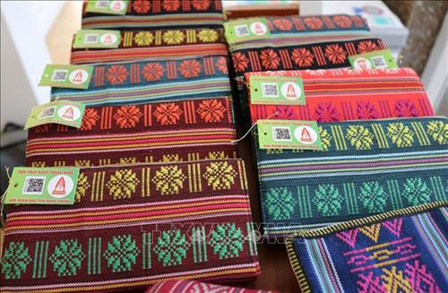 Thổ cẩm Mỹ Nghiệp là sản phẩm nổi tiếng của đồng bào Chăm, Ninh Thuận. Ảnh: Nguyễn Thành – TTXVN Thổ cẩm Mỹ Nghiệp là sản phẩm nổi tiếng của đồng bào Chăm, Ninh Thuận. Ảnh: Nguyễn Thành – TTXVN