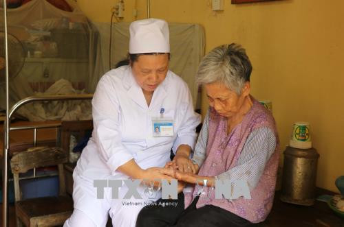 Y tá Nguyễn Thị Xuân thăm khám, kiểm tra các đốt ngón tay cho bệnh nhân phong. Ảnh: Diệp Trương - TTXVN Y tá Nguyễn Thị Xuân thăm khám, kiểm tra các đốt ngón tay cho bệnh nhân phong. Ảnh: Diệp Trương - TTXVN