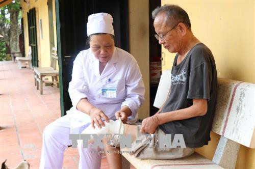 Y tá Nguyễn Thị Xuân kiểm tra khớp chân của bệnh nhân phong. Ảnh: Diệp Trương - TTXVN Y tá Nguyễn Thị Xuân kiểm tra khớp chân của bệnh nhân phong. Ảnh: Diệp Trương - TTXVN