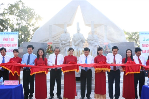 Chủ tịch nước Trương Tấn Sang và các đại biểu cắt băng khánh thành tại Tượng đài chiến sĩ Nam kỳ khởi nghĩa. Ảnh: Thanh Bình – TTXVN