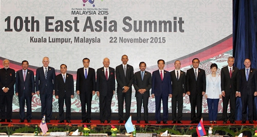 Trong khuôn khổ Hội nghị cấp cao ASEAN 27 và các hội nghị liên quan, ngày 22/11/2015, tại thủ đô Kuala Lumpur, Malaysia, Thủ tướng Nguyễn Tấn Dũng dự Hội nghị cấp cao Đông Á lần thứ 10. Trong ảnh: Các Trưởng đoàn chụp ảnh chung. Ảnh: Đức Tám – TTXVN Trong khuôn khổ Hội nghị cấp cao ASEAN 27 và các hội nghị liên quan, ngày 22/11/2015, tại thủ đô Kuala Lumpur, Malaysia, Thủ tướng Nguyễn Tấn Dũng dự Hội nghị cấp cao Đông Á lần thứ 10. Trong ảnh: Các Trưởng đoàn chụp ảnh chung. Ảnh: Đức Tám – TTXVN