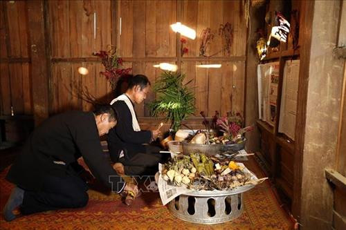 Thầy cúng làm lễ trong lễ Mền Lóong Phạt Ái của đồng bào dân tộc Cống. Ảnh: Phan Tuấn Anh – TTXVN Thầy cúng làm lễ trong lễ Mền Lóong Phạt Ái của đồng bào dân tộc Cống. Ảnh: Phan Tuấn Anh – TTXVN