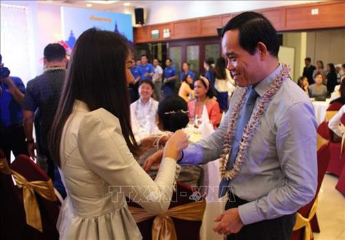 Thực hiện nghi lễ buộc chỉ cổ tay cho đại biểu. Ảnh: Xuân Dự - TTXVN