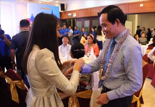 Thực hiện nghi lễ buộc chỉ cổ tay cho đại biểu. Ảnh: Xuân Dự - TTXVN