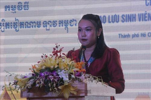 Đại diện sinh viên Lào và Campuchia Vhannaty Sengchan (người Lào) đang theo học tại Trường Đại học Y khoa Phạm Ngọc Thạch phát biểu tại buổi gặp mặt. Ảnh: Xuân Dự - TTXVN