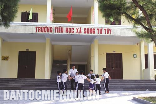 Con em các hộ dân sinh sống trên đảo được học tập, vui chơi trong ngôi trường khang trang. Ảnh: DTMN