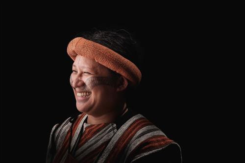 Người Atayal là những chiến binh mạnh mẽ. Trước đó, để được xăm trên mặt, người đàn ông trong tộc phải mang về ít nhất một đầu của kẻ thù. Những chiếc xương sọ được coi trọng do họ tin rằng chúng sẽ đem lại mùa màng bội thu. Người Atayal là những chiến binh mạnh mẽ. Trước đó, để được xăm trên mặt, người đàn ông trong tộc phải mang về ít nhất một đầu của kẻ thù. Những chiếc xương sọ được coi trọng do họ tin rằng chúng sẽ đem lại mùa màng bội thu.