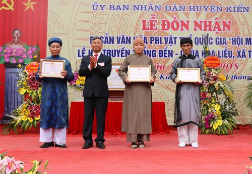 Chủ tịch UBND huyện Kiến Thụy Bùi Đức Thảo trao Bằng khen cho tập thể, cá nhân xuất sắc trong gìn giữ, tổ chức Hội Minh Thề. Ảnh: Minh Thu- TTXVN Chủ tịch UBND huyện Kiến Thụy Bùi Đức Thảo trao Bằng khen cho tập thể, cá nhân xuất sắc trong gìn giữ, tổ chức Hội Minh Thề. Ảnh: Minh Thu- TTXVN