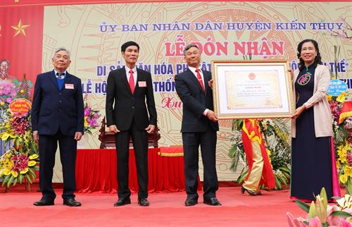 Bà Đặng Thị Bích Liên, Thứ trưởng Bộ Văn hóa Thể thao và Du lịch, trao Bằng công nhận “Di sản văn hóa phi vật thể quốc gia Hội Minh Thề” cho lãnh đạo huyện Kiến Thụy. Ảnh: Minh Thu-TTXVN Bà Đặng Thị Bích Liên, Thứ trưởng Bộ Văn hóa Thể thao và Du lịch, trao Bằng công nhận “Di sản văn hóa phi vật thể quốc gia Hội Minh Thề” cho lãnh đạo huyện Kiến Thụy. Ảnh: Minh Thu-TTXVN
