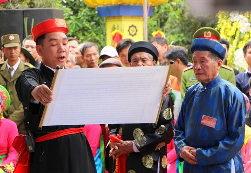 Đọc hịch văn trong Hội Minh Thề. Ảnh: Minh Thu- TTXVN Đọc hịch văn trong Hội Minh Thề. Ảnh: Minh Thu- TTXVN