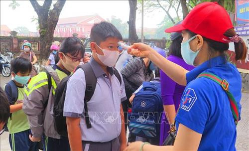 Trường Tiểu học Vĩnh Ninh, thành phố Huế tiến hành kiểm tra thân nhiệt cho học sinh trước khi vào lớp. Ảnh: Tường Vi - TTXVN