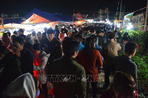 Càng về đêm dòng người đến với phiên chợ mua may bán rủi ngày càng đông. Ảnh Công Luật – TTXVN Càng về đêm dòng người đến với phiên chợ mua may bán rủi ngày càng đông. Ảnh Công Luật – TTXVN