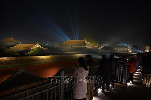 Du khách tham quan Tử Cấm Thành vào ban đêm ở Bắc Kinh, Trung Quốc. Ảnh: THX/ TTXVN Du khách tham quan Tử Cấm Thành vào ban đêm ở Bắc Kinh, Trung Quốc. Ảnh: THX/ TTXVN