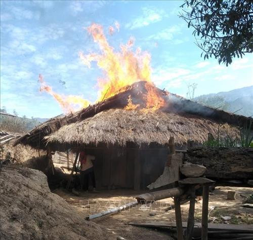 Ngọn lửa bùng phát thiêu rụi căn nhà. Ảnh: TTXVN