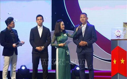 Cầu thủ Anh Đức giao lưu tại chương trình. Ảnh: Thanh Tùng-TTXVN Cầu thủ Anh Đức giao lưu tại chương trình. Ảnh: Thanh Tùng-TTXVN