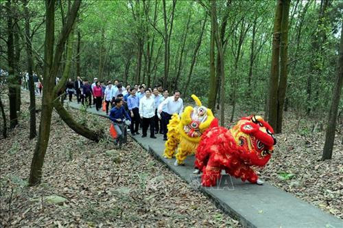 Lãnh đạo tỉnh Hải Dương và du khách hành hương lên đỉnh núi thiêng. Ảnh: Mạnh Tú - TTXVN Lãnh đạo tỉnh Hải Dương và du khách hành hương lên đỉnh núi thiêng. Ảnh: Mạnh Tú - TTXVN