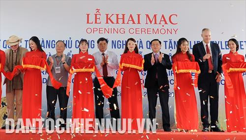 Phó Thủ tướng Chính phủ Vương Đình Huệ và các đại biểu cắt băng khai mạc Triển lãm quốc tế mỗi xã một sản phẩm (OCOP) và Hội chợ quốc tế hàng thủ công mỹ nghệ và quà tặng (Lifestyle) 2019.