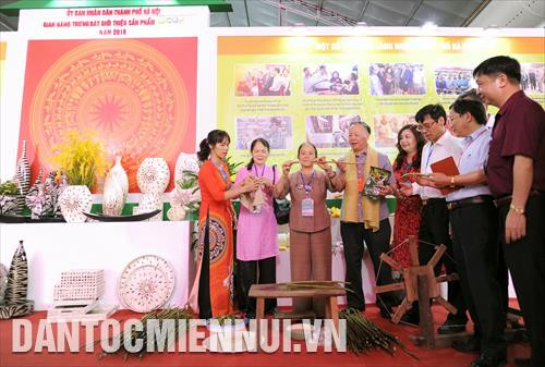 Các đại biểu tham quan gian hàng trưng bày các sản phẩm truyền thống của thành phố Hà Nội.