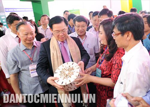 Phó Thủ tướng Chính phủ Vương Đình Huệ, Phó Chủ tịch Thường trực Ủy ban Nhân dân thành phố Hà Nội Nguyễn Văn Sửu và các đại biểu tham quan các gian hàng trưng bày sản phẩm tại triển lãm.