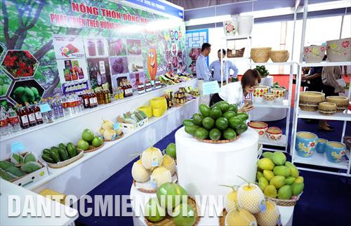 Một số gian hàng trưng bày sản phẩm của các tỉnh, thành tại triển lãm.