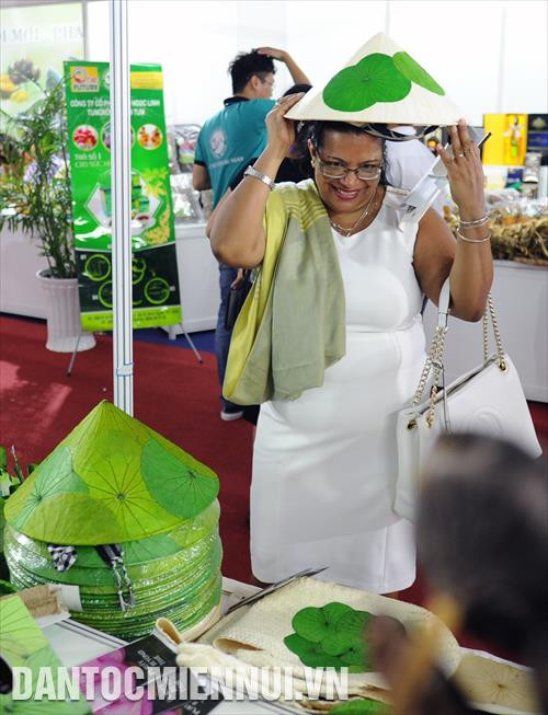 Du khách quốc tế tham quan các gian hàng trưng bày sản phẩm truyền thống của Việt Nam tại triển lãm.