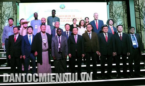 Phó Thủ tướng Chính phủ Vương Đình Huệ với các thành viên OCOP tại Diễn đàn kết nối mạng lưới toàn cầu mỗi xã một sản phẩm.