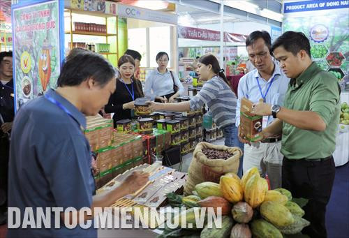 Một số gian hàng trưng bày sản phẩm của các tỉnh, thành tại triển lãm.