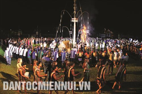 Mỗi năm, tỉnh Lâm Đồng phục dựng từ 2 đến 4 lễ hội truyền thống nhằm duy trì không gian diễn tấu cồng chiêng