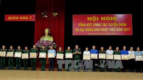 Trung tướng Võ Minh Lương, Tư lệnh Quân Khu 7, trao Bằng khen của Bộ Tư lệnh Quân Khu 7 cho các tập thể tiêu biểu trong công tác kêu gọi công dân nhập ngũ năm 2017. Ảnh: Thế Anh-TTXVN