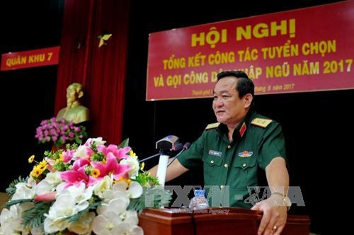 Trung tướng Võ Minh Lương, Tư lệnh Quân Khu 7, phát biểu tại Hội nghị. Ảnh: Thế Anh-TTXVN