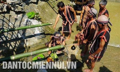 Già làng bắt đầu làm lễ cúng. Ảnh: Nam Sương