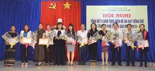 Sở GD-ĐT tặng Giấy khen cho các tập thể, cá nhân thực hiện tốt việc triển khai dạy tiếng Êđê trong trường phổ thông giai đoạn 2010-2015.