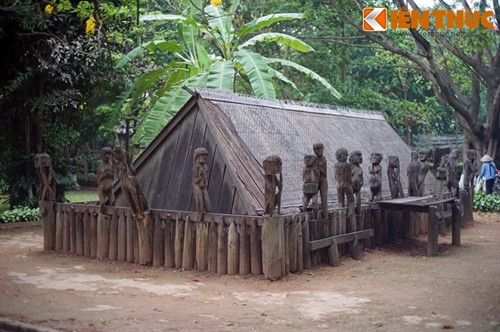 Nhà mồ là một nét văn hóa truyền thống đặc trưng của các dân tộc Tây Nguyên. Trong các dạng nhà mồ Tây Nguyên, nhà mồ của người dân tộc Jrai rất nổi tiếng vì sự độc đáo của mình. Ảnh: Ngôi nhà mồ do 5 người đàn ông Jrai Aráp ở làng Mrông Ngọ (huyện Chư Pah, tỉnh Gia Lai) dựng tại Bảo tàng Dân tộc học ở Hà Nội năm 1998.