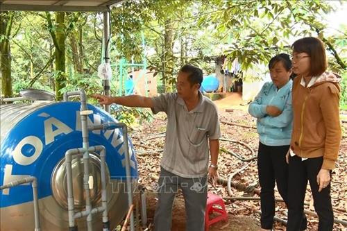 Ông Đỗ Lương Ý hướng dẫn người dân xã Nhân Nghĩa, huyện Cẩm Mỹ, tỉnh Đồng Nai sử dụng hệ thống tưới 3 trong 1. Ảnh: Lê Xuân – TTXVN Ông Đỗ Lương Ý hướng dẫn người dân xã Nhân Nghĩa, huyện Cẩm Mỹ, tỉnh Đồng Nai sử dụng hệ thống tưới 3 trong 1. Ảnh: Lê Xuân – TTXVN