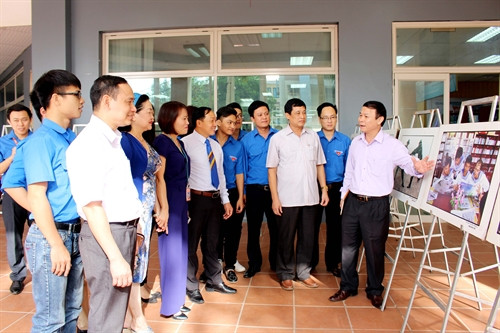 Triển lãm “Hoàng Sa, Trường Sa của Việt Nam – Những bằng chứng lịch sử và pháp lý” thu hút đông đảo cán bộ, nhân dân tỉnh Thái Nguyên đến xem. Ảnh: Thu Hằng-TTXVN. Triển lãm “Hoàng Sa, Trường Sa của Việt Nam – Những bằng chứng lịch sử và pháp lý” thu hút đông đảo cán bộ, nhân dân tỉnh Thái Nguyên đến xem. Ảnh: Thu Hằng-TTXVN.