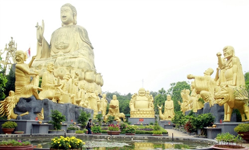 Điểm nhấn của khu du lịch hồ Núi Cốc là quần thể “ Thuyết nhân quả” mô phỏng theo mô hình “ Chùa thiêng Thác Vàng nằm trong lòng Phật” với tượng Phật Thích Ca Mâu Ni cao 45 m trên diện tích hơn 5000 m2, được xác nhận kỷ lục Việt Nam năm 2012.