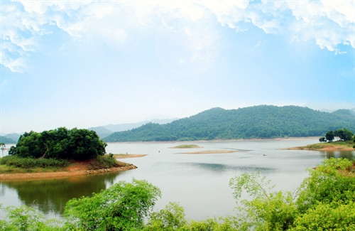 Hồ Núi Cốc được ví như "Vịnh Hạ Long cạn" ở Thái Nguyên.