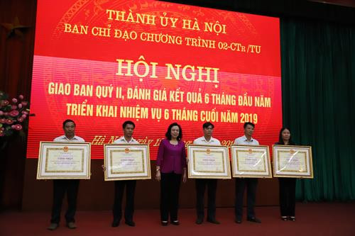 Phó Bí thư Thường trực Thành ủy Hà Nội Ngô Thị Thanh Hằng phát biểu kết luận hội nghị. Tại hội nghị, Phó Bí thư Thường trực Thành ủy Hà Nội Ngô Thị Thanh Hằng đã trao Quyết định công nhận 2 xã thuộc huyện Mỹ Đức đạt chuẩn nông thôn mới và 3 xã thuộc huyện Đan Phượng đạt chuẩn nông thôn mới nâng cao.