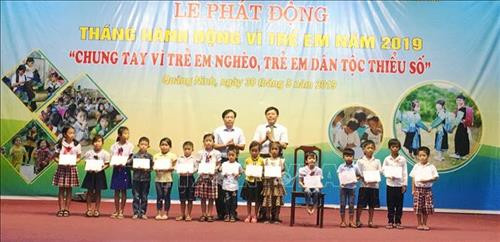 Tặng quà cho trẻ em có hoàn cảnh đặc biệt khó khăn, trẻ em dân tộc và trẻ khuyết tật trên địa bàn huyện Quảng Ninh. Ảnh: Võ Dung-TTXVN Tặng quà cho trẻ em có hoàn cảnh đặc biệt khó khăn, trẻ em dân tộc và trẻ khuyết tật trên địa bàn huyện Quảng Ninh. Ảnh: Võ Dung-TTXVN