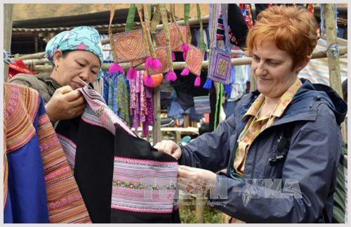 Du khách khám sản phẩm dệt thổ cẩm ở chợ phiên Cán Cấu. Ảnh: Thanh Hà Du khách khám sản phẩm dệt thổ cẩm ở chợ phiên Cán Cấu. Ảnh: Thanh Hà